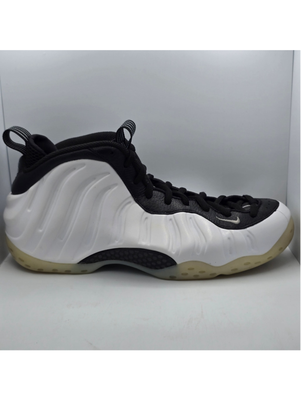 Men's Nike Air Foamposite One Sneakers White and Black men's 11 women's 12.5